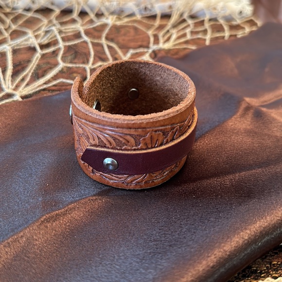 Leather cuff. - Picture 8 of 8